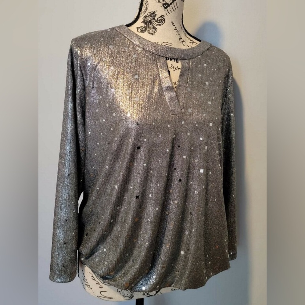 Silver top with peek hole